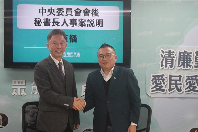 台灣民眾黨今（31）日舉行中央委員會議，討論黨內人事案，會後由將卸任的秘書長周台竹(左)、新任秘書長周榆修共同舉行記者會，交接民眾黨秘書長一職。（楊亞璇攝）