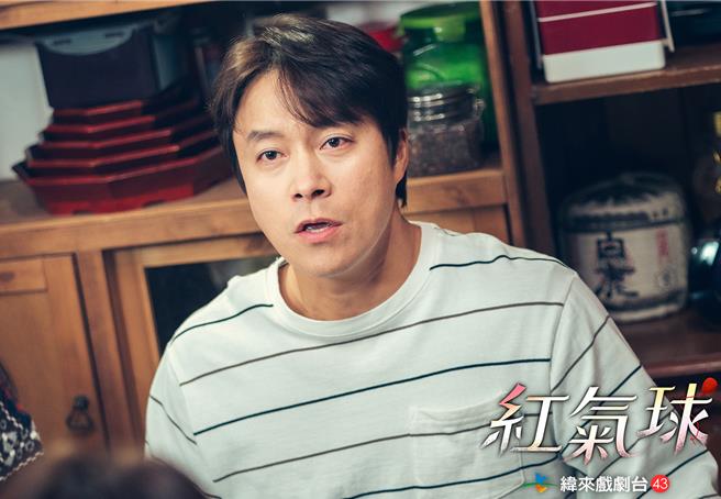 崔大哲在《红气球》中饰演身无分文的单亲爸爸。（纬来戏剧台提供））