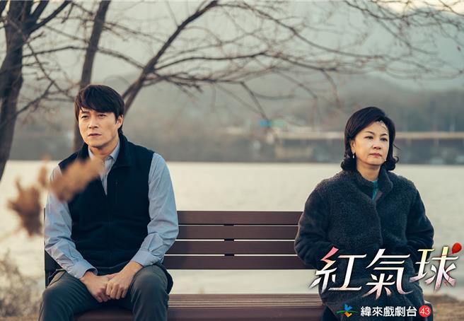 崔大哲（左）在《红气球》中被迫与女友分开。（纬来戏剧台提供）