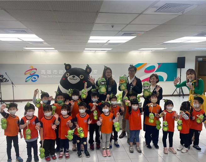 高市府31日举办「2024高雄灯会小提灯」发布记者会，「小萌龙呆脑兽（DINOSAUR）」提灯正式亮相，高雄市长陈其迈与高雄观光大使高雄熊一同展示实体小提灯。（洪浩轩摄）