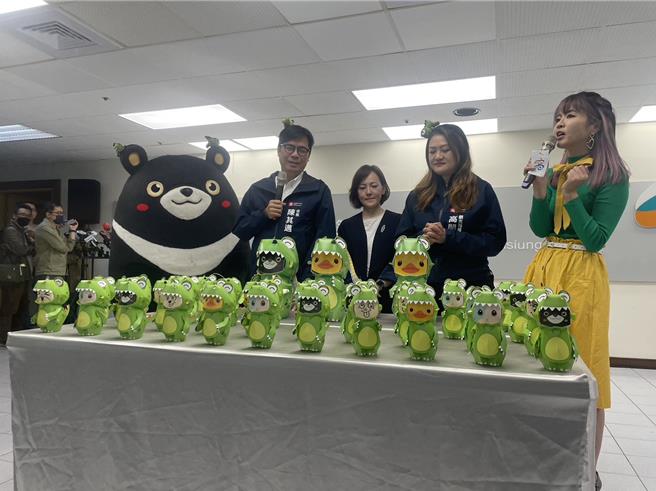 高市府31日举办「2024高雄灯会小提灯」发布记者会，「小萌龙呆脑兽（DINOSAUR）」提灯正式亮相，高雄市长陈其迈与高雄观光大使高雄熊一同展示实体小提灯。（洪浩轩摄）