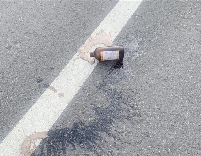 警方到场时，地上还留着一瓶浓泼硫酸。（读者提供∕吕妍庭嘉义传真）