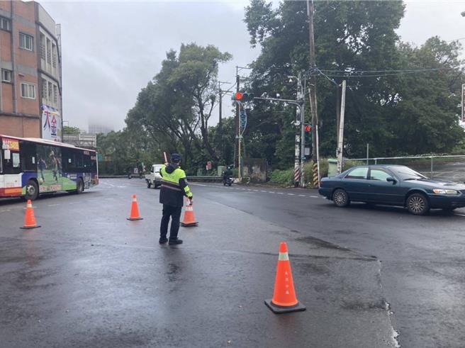 今年春节连续假期共7天，桃园市警察局交通警察大队大队长郑文铭依据歷年经验推估交通尖峰时段为除夕前2任，也就是2月7、8日，届时高速公路各交流道、桃园、中坜火车站、高铁桃园站等各旅运处所周边可能涌现大量车潮。（警方提供）