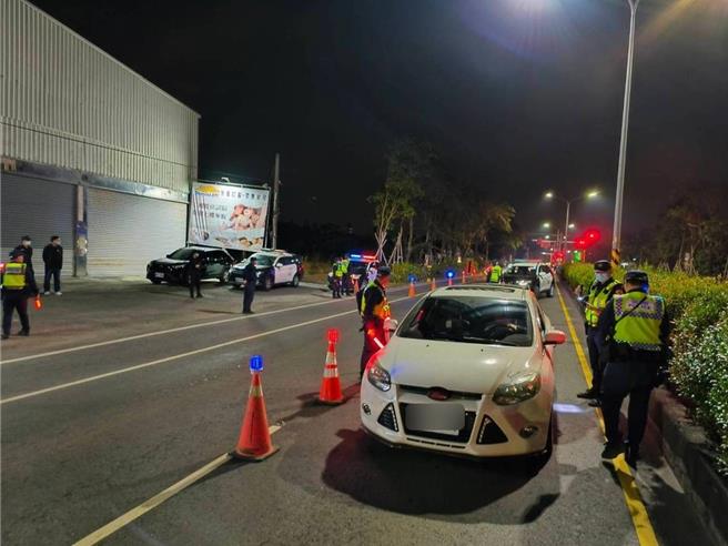 屏東潮州警分局為降低交通事故，利用大數據分析找出轄內、包含潮州鎮、竹田鄉、新埤鄉等10大易肇事路口的熱時、熱點及主要肇因，將加強重點取締違規。（警方提供／謝佳潾屏東傳真）