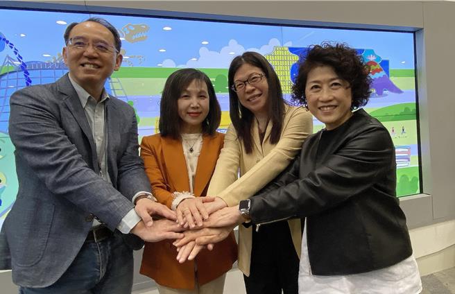 國資圖、歌劇院、國美館及科博館31日攜手共組「科劇美圖聯盟」，歌劇院藝術總監邱瑗（右一）、國美館館長陳貺怡（右二）、國資圖館長馬湘萍（左二）、科博館館長焦傳金（左一）等國家級4大藝文場館首長簽署合作備忘錄。（陳淑芬攝）