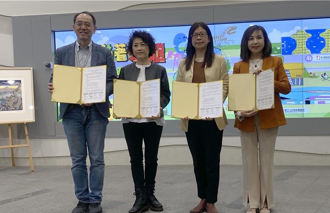 國資圖、歌劇院、國美館及科博館31日攜手共組「科劇美圖聯盟」，歌劇院藝術總監邱瑗（左二）、國美館館長陳貺怡（右二）、國資圖館長馬湘萍（右一）、科博館館長焦傳金（左一）等國家級4大藝文場館首長簽署合作備忘錄。（陳淑芬攝）