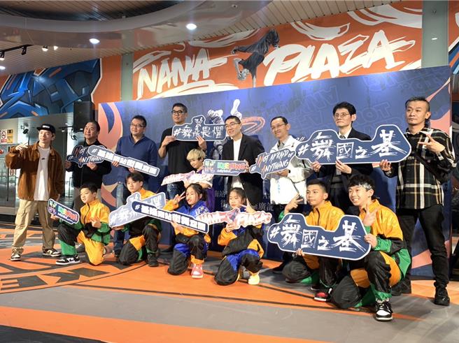 基隆市政府於去年底在台鐵基隆站南站啟用街舞空間，1月31日基隆市長謝國樑（後排右四）與中華民國霹靂舞協會榮譽理事長連勝文（後排左四）共同舉行街舞空間冠名記者會，由年僅8歲拿下多項街舞國際冠軍的林李納（NANA）為名，將該空間命名為「NANA PLAZA」。（徐佑昇攝）