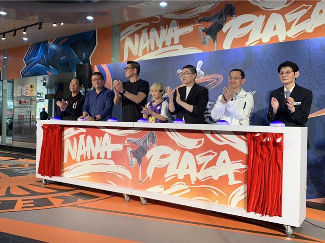 基隆市政府於去年底在台鐵基隆站南站啟用街舞空間，1月31日基隆市長謝國樑（右三）與中華民國霹靂舞協會榮譽理事長連勝文（左三）共同舉行街舞空間冠名記者會，以街舞神童林李納（左四）的英文名「NANA」命名為「NANA PLAZA」。（徐佑昇攝）