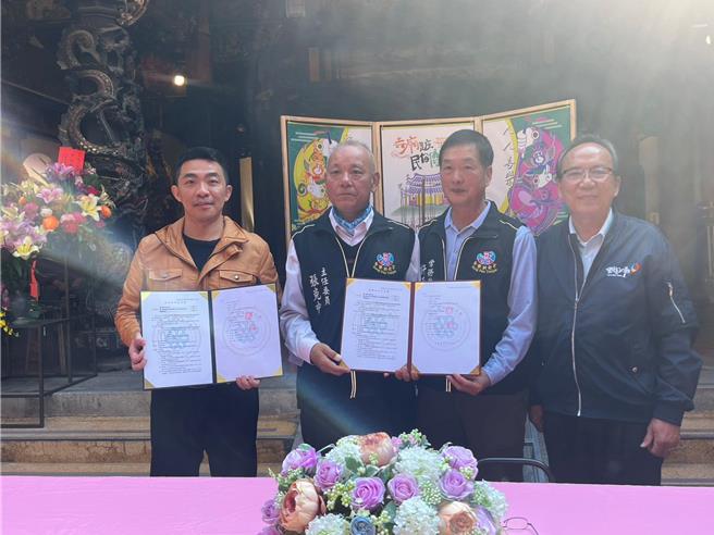 雲林縣麥寮拱範宮已有300餘年歷史，卻只有簡單的宮誌，廟方因此邀雲科大學者共同編纂《國定古蹟麥寮拱範宮誌》，31日拱範宮主委張克中（左二）與雲科大主任謝瑞隆（左一）簽署產學合作書，著手編纂1部詳實宮誌留予後人。（張朝欣攝）