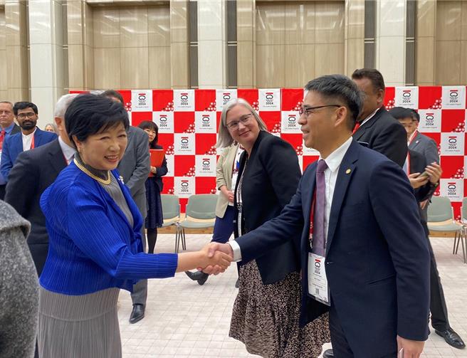 全球城市永续网络G-NETS资深主管国际论坛今（31）日在日本东京举行，新北市副秘书长柯庆忠（前右）率领秘书处及消防局同仁参加，并代表新北市长侯友宜向东京都知事小池百合子（前左）致意。（新北市秘书处提供）