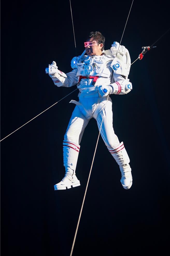 胡瓜敬业吊钢丝出场。（民视提供）