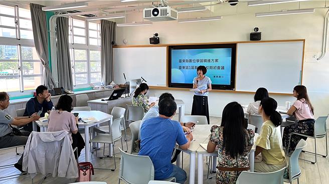 重點學校辦理數位學習公開觀議課，促進不同校教師相互學習及討論。（台東縣政府提供／蕭嘉蕙台東傳真）