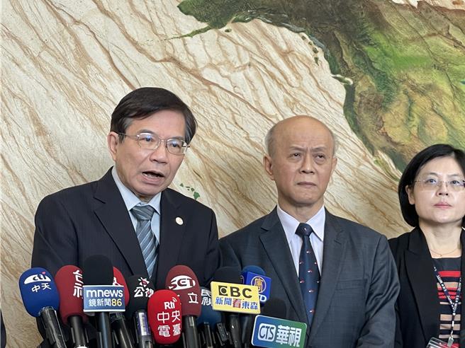 交通部长王国材（左一）出席交通部新春记者会，会前接受媒体访问。（蔡亚桦摄）