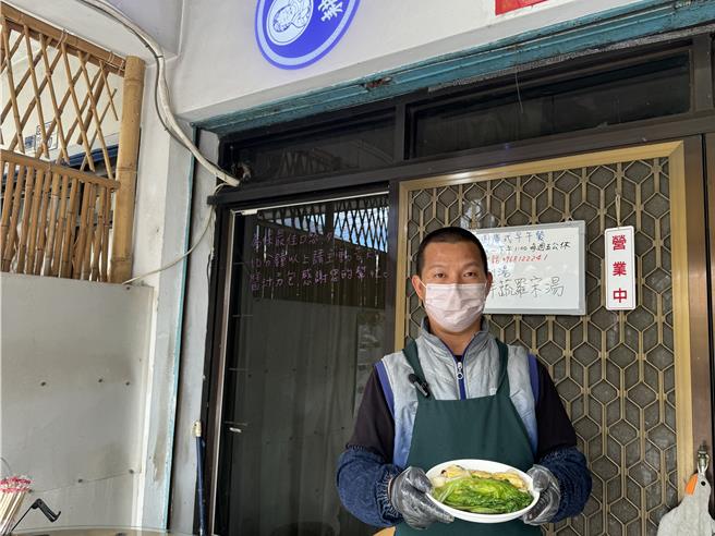 陆籍关山女婿赖阳喜开早午餐店，要让关山人早餐有更多样的选择。（蔡旻妤摄）