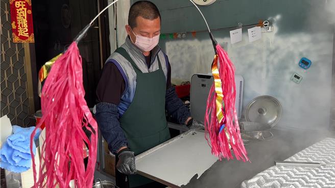 陆籍关山女婿赖阳喜开早午餐店，要让关山人早餐有更多样的选择。（蔡旻妤摄）