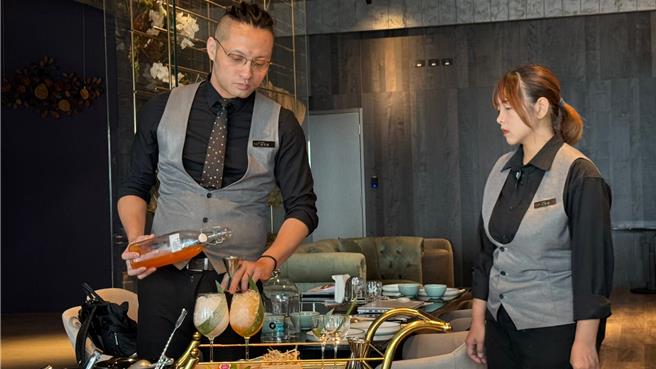 承亿酒店27楼则改装为「BAR KAO」主打正宗泰式美食及多款特色泰式调酒。（柯宗纬摄）