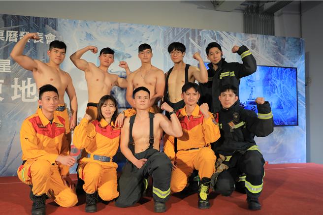 基隆市消防局携手索尼影业，于1月31日推出融合电影「魔鬼克星：冰天冻地」元素的独特桌历，将打火英雄化身为现实版「魔鬼克星」，拯救民眾于水火之中，相当有创意。（基隆市政府提供／徐佑升基隆传真）