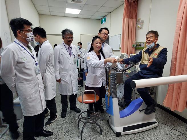 在斗六市开牙医诊所的牙医师黄荣欣（右一）回臺大云林分院记者会分享心肺復健的可贵与必要性。（周丽兰摄）