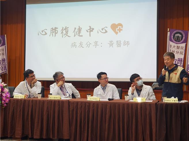 牙医师黄荣欣（右一）分享离併过程与復健治疗心得，院长马惠明（左起）、復健部主任陈信水、復健科主治医师林卓逸听得津津有味。（周丽兰摄）