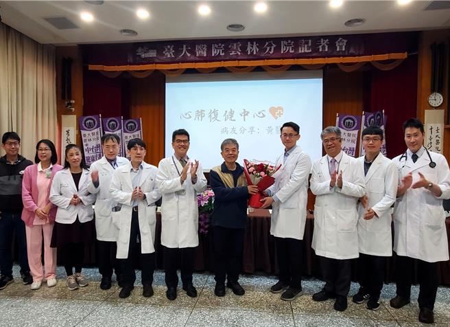 台大云林分院復健科主治医师林卓逸（右五）赠一束花给医师同业黄荣欣（右四）恭喜他康復，其余为胸腔内外科及復健科团队成员。（周丽兰摄）