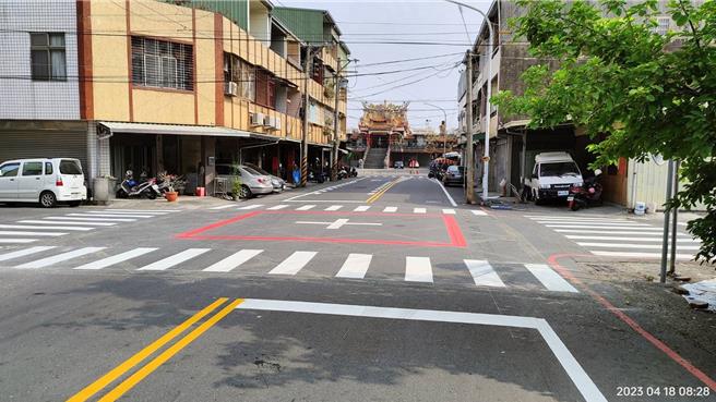 台南市归仁区保兴街、民权六街路口，借镜日本划设「红框十字线」，事故严重程度下降达75％。(南市交通局提供／曹婷婷台南传真)