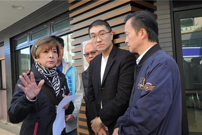 基隆市长谢国梁（右2）及市议员蓝敏煌（右1）31日视察新丰街的人行空间，并当场指示工务处尽速完成人行道建置计画。（基隆市政府提供／张志康基隆传真）