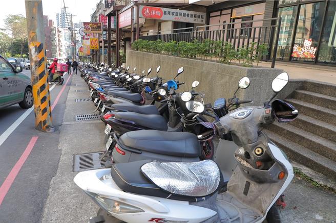 新丰街部分路段缺乏人行空间，行人常得与车争道、险象环生。基隆市长谢国梁指示工务处尽速完成人行道建置计画。（基隆市政府提供／张志康基隆传真）