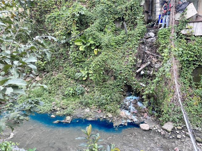 环保局稽查人员投放示踪剂，确认泡泡水确实来自联鑫资源科技有限公司。（新北市环保局提供／刘玮晴新北传真）