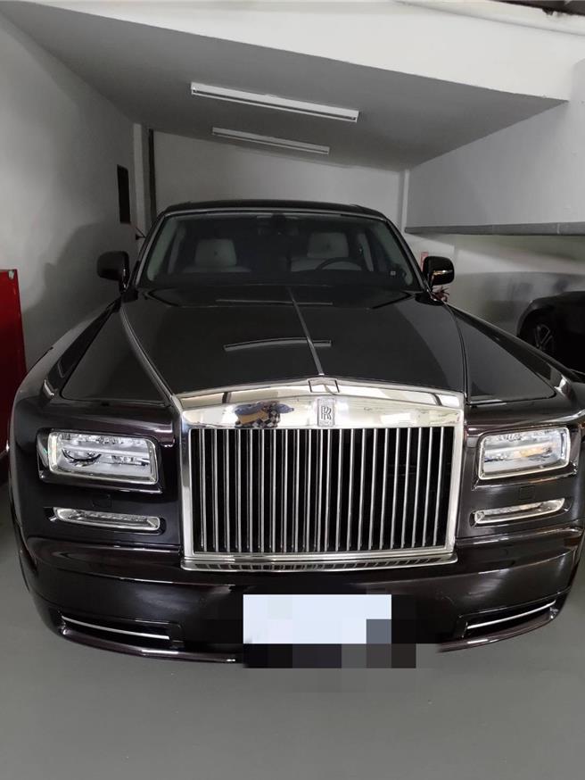 涉掏空10亿 台中商银老董劳斯莱斯7部豪车、雪茄近千只遭查扣。（调查局提供）