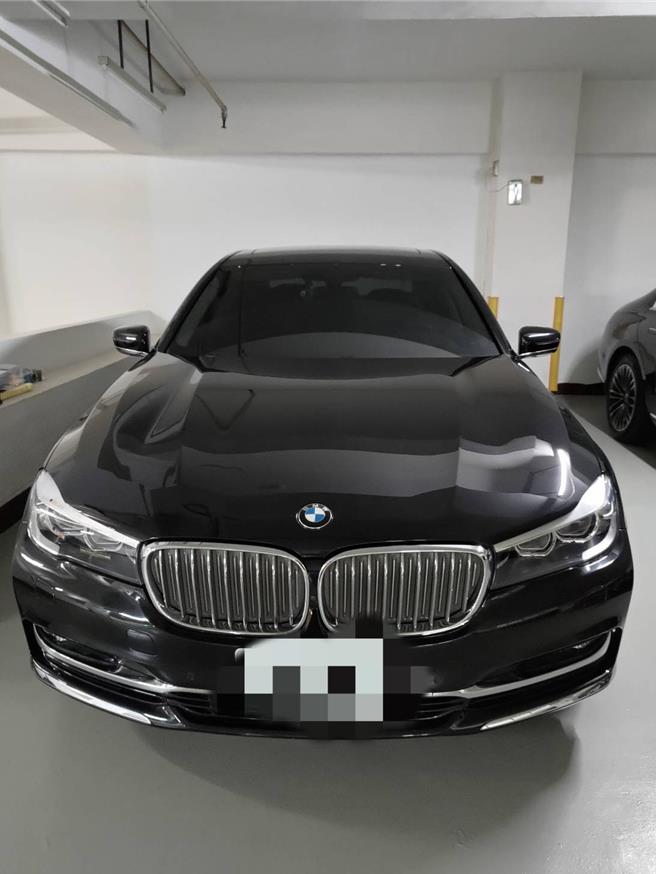 涉掏空10亿，台中商银老董劳斯莱斯7部豪车、雪茄近千只遭查扣。（调查局提供）