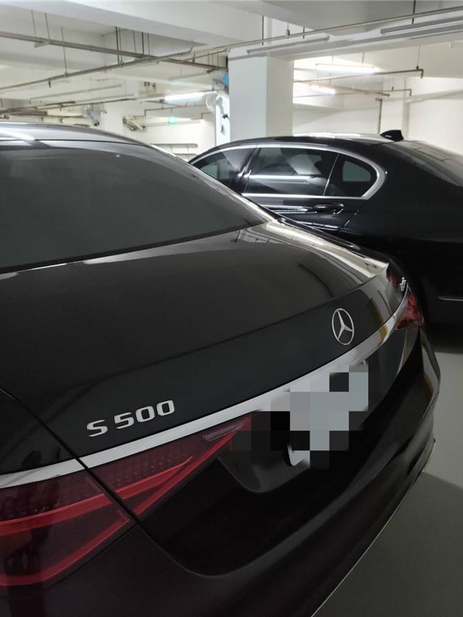 涉掏空10亿，台中商银老董劳斯莱斯7部豪车、雪茄近千只遭查扣。（调查局提供）