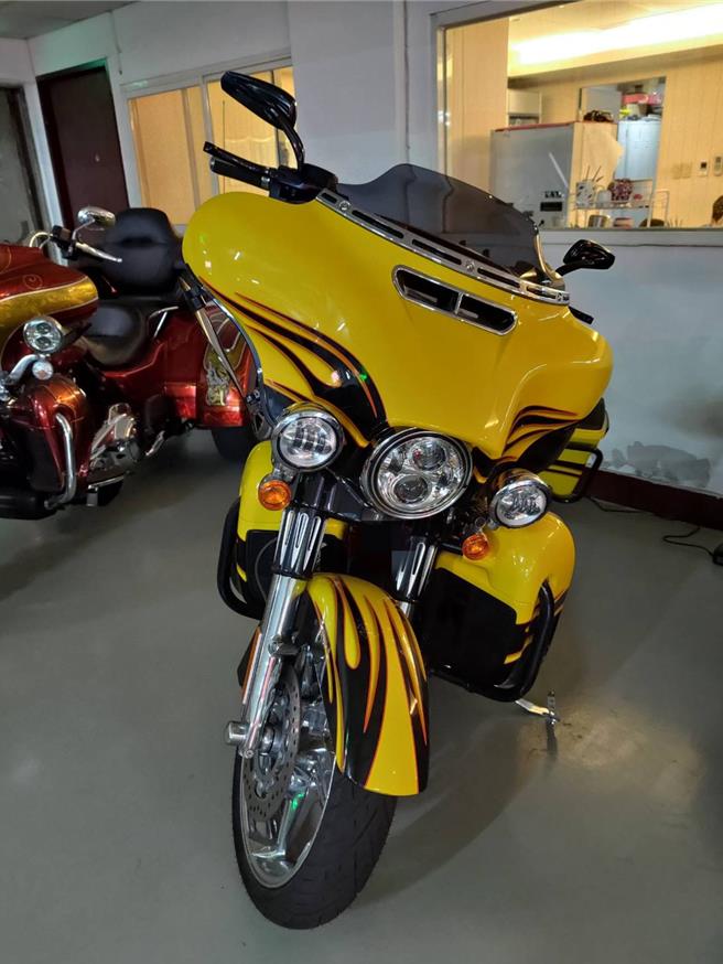 涉掏空10亿，台中商银老董劳斯莱斯7部豪车、雪茄近千只遭查扣。（调查局提供）