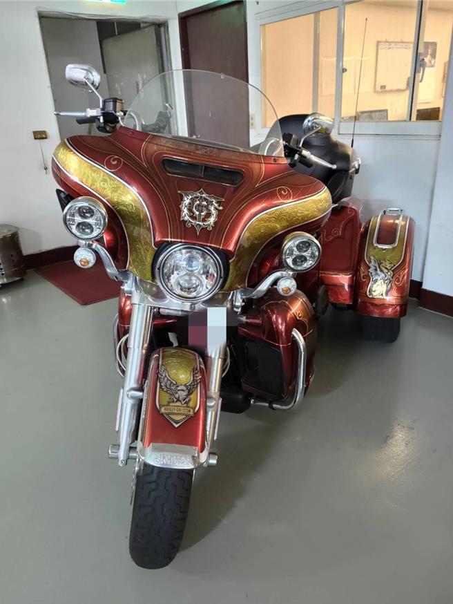 涉掏空10亿，台中商银老董劳斯莱斯7部豪车、雪茄近千只遭查扣。（调查局提供）