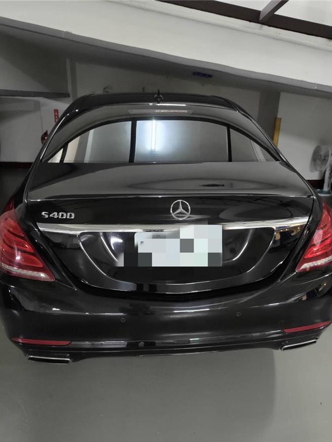 涉掏空10亿，台中商银老董劳斯莱斯7部豪车、雪茄近千只遭查扣。（调查局提供）