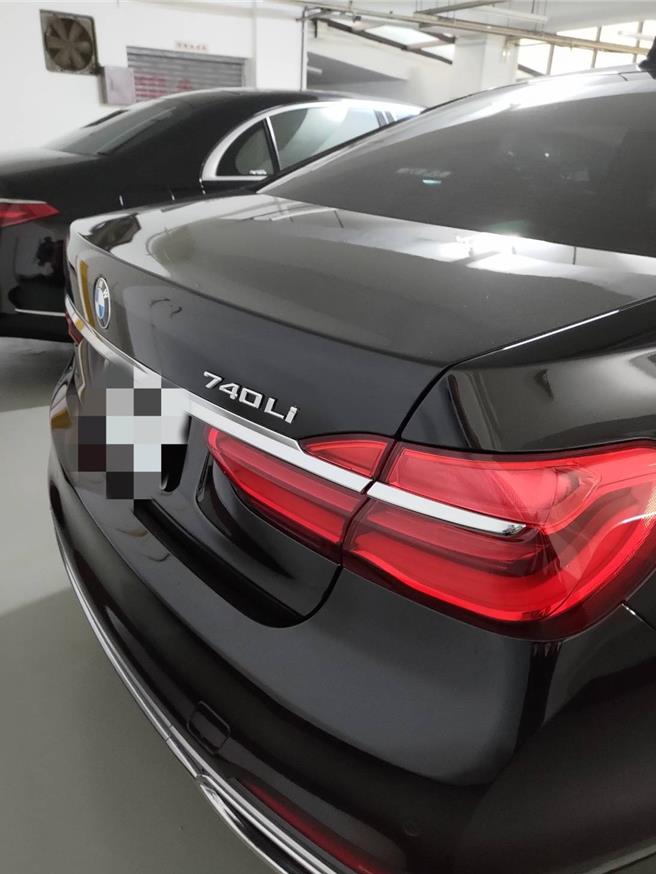 涉掏空10亿，台中商银老董劳斯莱斯7部豪车、雪茄近千只遭查扣。（调查局提供）