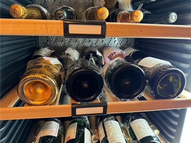 涉掏空10亿，台中商银老董劳斯莱斯7部豪车、雪茄近千只遭查扣。（调查局提供）★《中时新闻网》关心您：饮酒过量，有碍健康。酒后不开车，安全有保障！