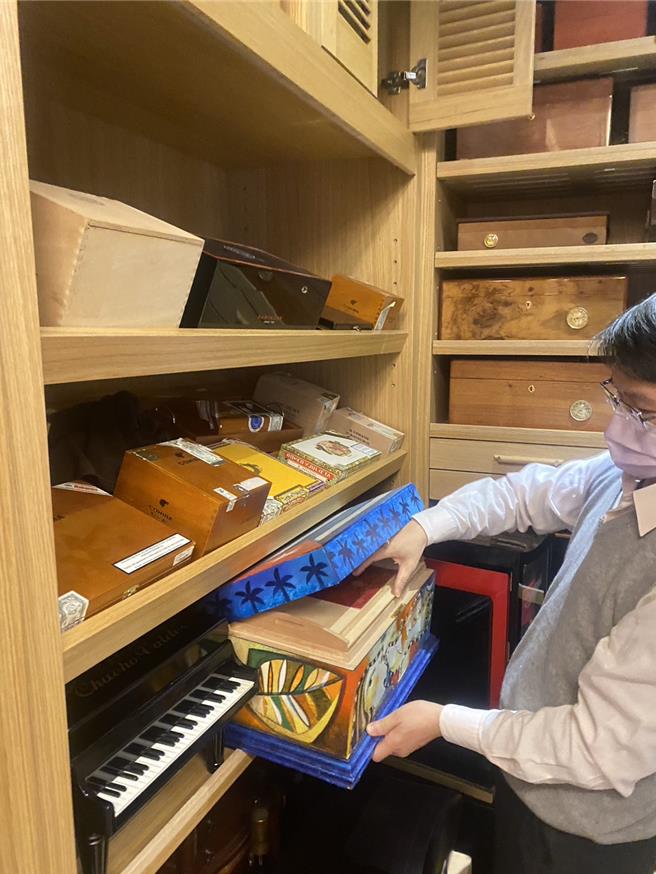 涉掏空10亿，台中商银老董劳斯莱斯7部豪车、雪茄近千只遭查扣。（调查局提供）★《中时新闻网》关心您：吸菸有害健康！戒菸专线：0800-636363。