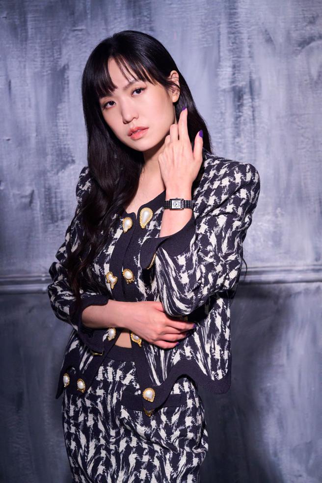 孙盛希去年的歌唱事业再创新高峰，预告今年年底将会举办演唱会，会是个丰收年，佩戴浪琴表（Longines）MINI DOLCEVITA女表展现时尚品味。（JOJ PHOTO摄，专题企画／中时时尚，服装提供／Moschino）