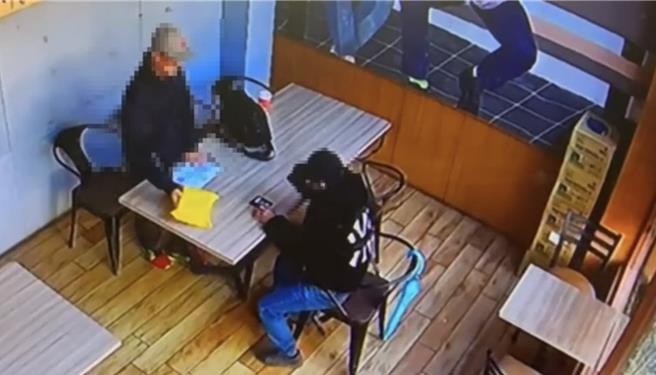 西螺镇民曾男（左）在一家超商配合警方交假钞给车手（右）。（西螺分局提供）