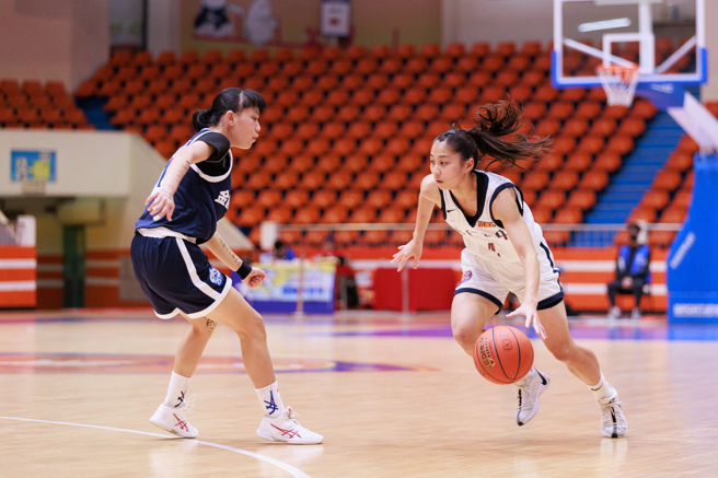永仁高中许婉昀（右）31日与金瓯女中一战攻下全队最高的18分。（高中体总提供）