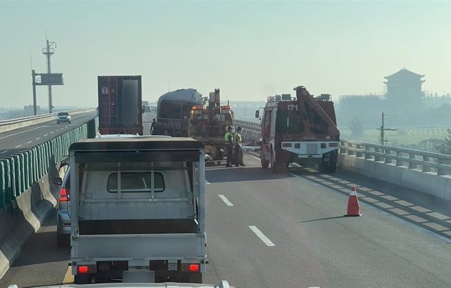 彰化縣台61線南下186.8公里處，今天下午發生1起嚴重的死亡車禍，36歲的林姓駕駛行駛在台61線南下186.8公里處不慎拋錨，其停在路肩下車查看，不料遭後方的大貨車撞擊，當場慘死。（翻攝彰化踢爆網／吳建輝彰化傳真）