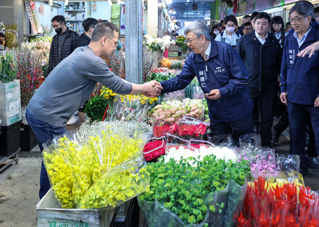 农业部代理部长陈骏季和行政院长陈建仁31日早到台北内湖花市视察春节花卉供应情形，向花市从业人员拜早年。（罗永铭摄）
