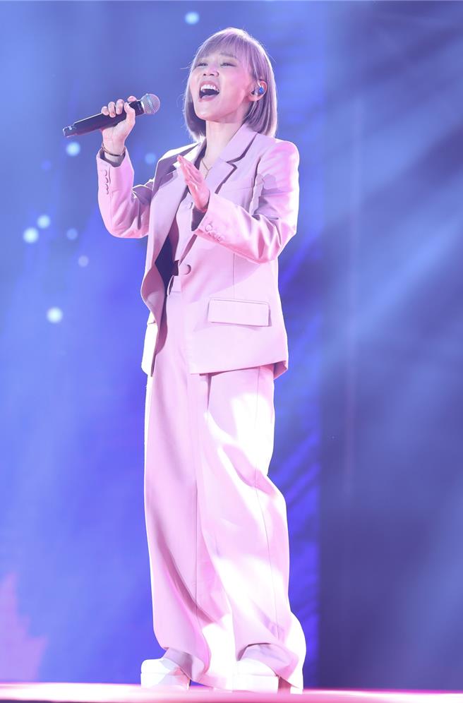 李佳薇31日為旺旺集團「2023歲末迎春聯歡會」登台演唱。（陳俊吉攝）