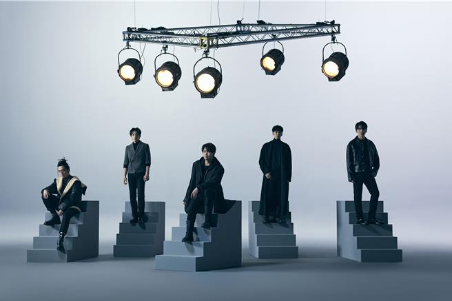 Energy在MV中以時下最流行風格「美拉德穿搭」展現熟男魅力。（相信音樂提供）