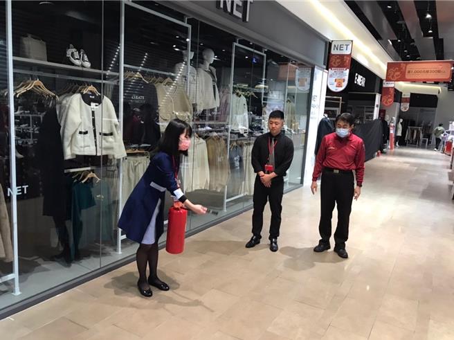 农历春节将届，各大卖场、百货及购物中心开始涌现採买年货人潮，桃园市政府消防局第一大队今天前往桃园市龟山区捷运A8站的环球购物中心进行消防安全抽检，以确保市民朋友们有个安全的消费环境。（消防提供）