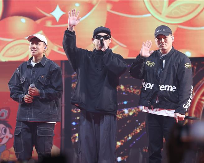 「玖壹壹」1月31日受邀在「2023旺旺集团岁末迎春联欢会」热闹开唱。（陈俊吉摄）