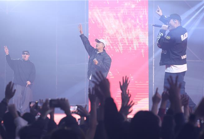 「玖壹壹」1月31日受邀在「2023旺旺集团岁末迎春联欢会」热闹开唱。（陈俊吉摄）