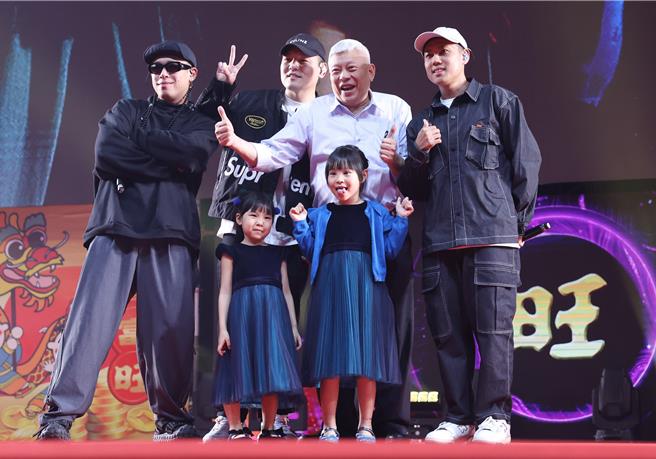 「玖壹壹」1月31日受邀在「2023旺旺集团岁末迎春联欢会」开唱，开心与旺旺集团董事长蔡衍明（右二）互动。（陈俊吉摄）