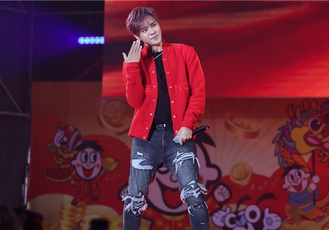 罗志祥31日为旺旺集团「2023岁末迎春联欢会」担任压轴演出。（陈俊吉摄）