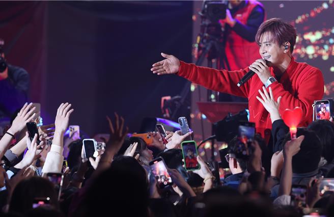 罗志祥31日为旺旺集团「2023岁末迎春联欢会」担任压轴演出。（陈俊吉摄）